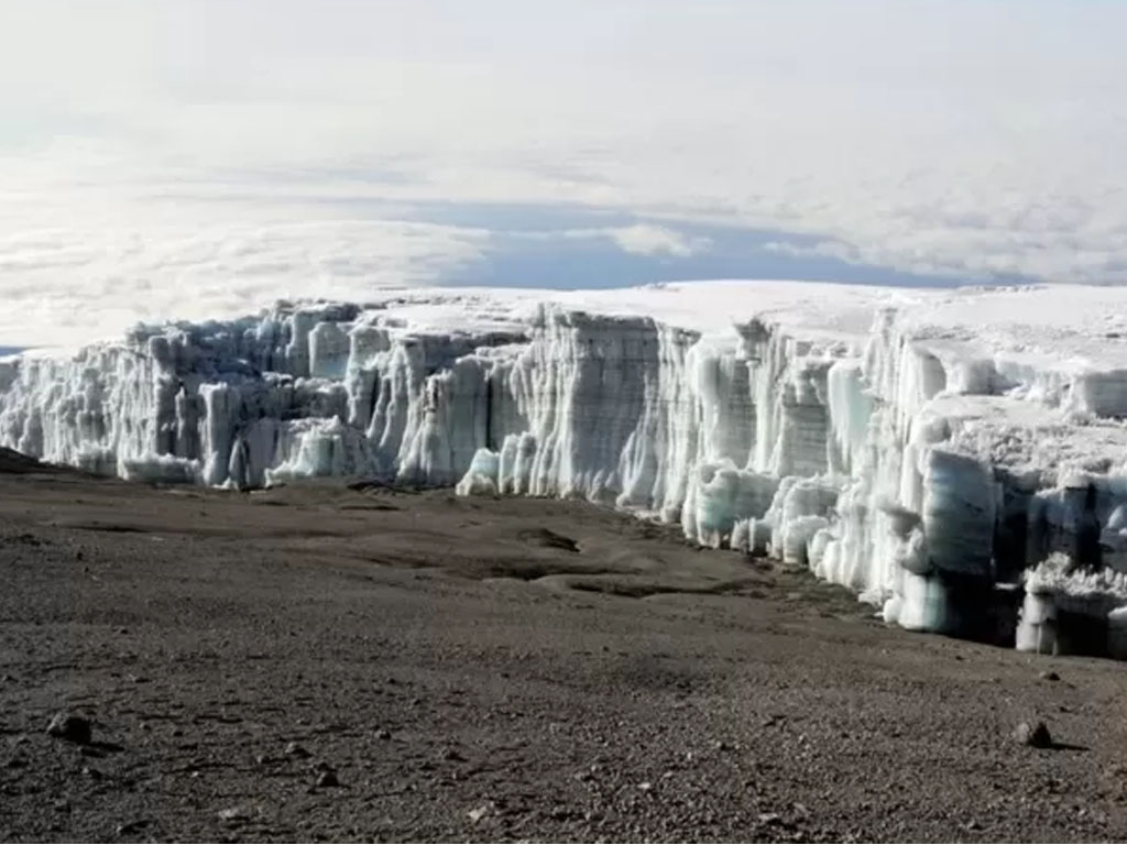 Gletser di puncak Gunung Kilimanjaro