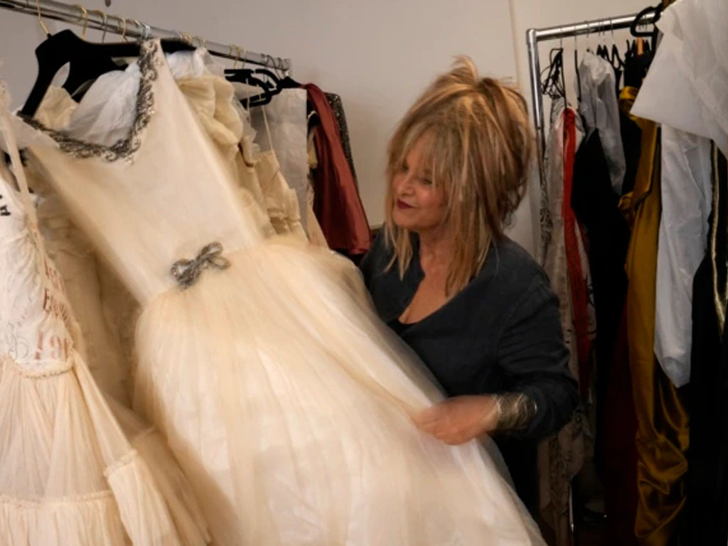 Elizabeth Emanuel perancang gaun pengantin di london