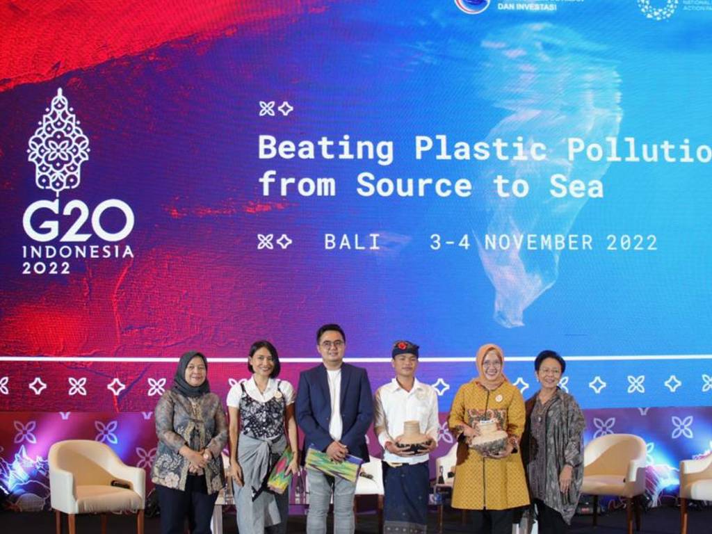 Menko Luhut Komitmen Kuat Tangani Sampah Plastik Laut