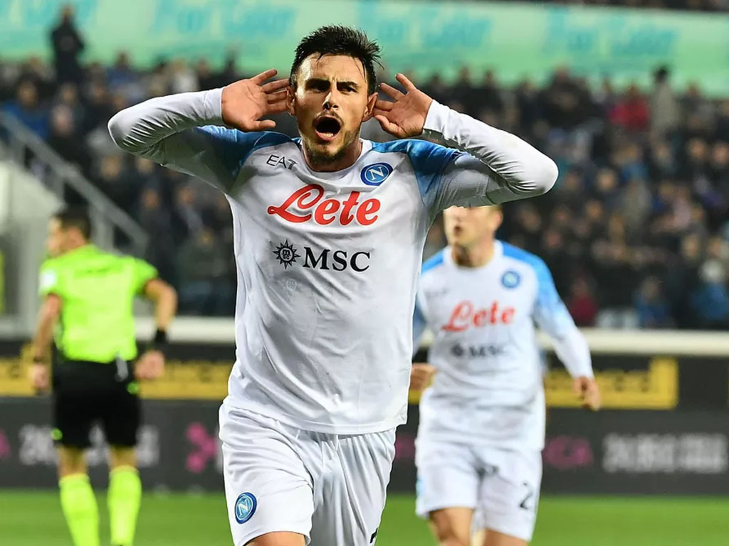 pemain napoli rayakan gol ke gawang atalanta