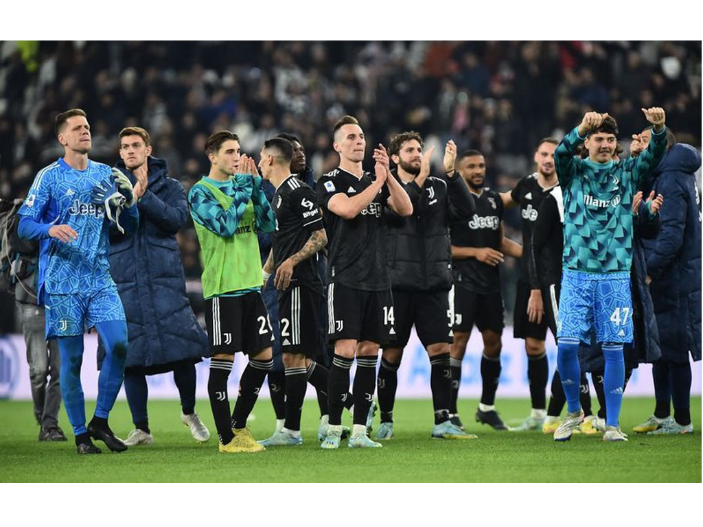 pemain juve rayakan kemenangan