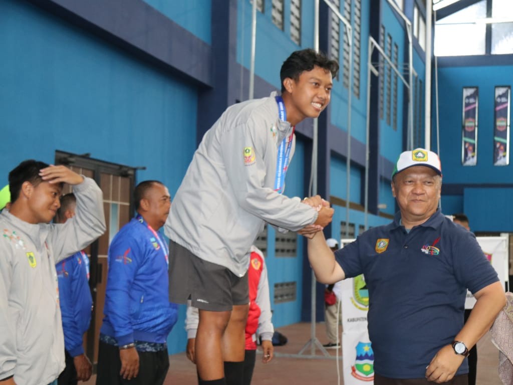 Atlet beregu soft tenis putra Kabupaten Bogor tumbangkan telak tim  dari Kabupaten Ciamis  dengan skor 3-0.