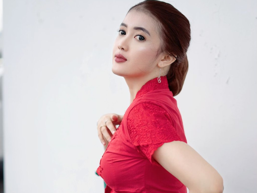 Muflida Noerhaliza (22) artis cantik pendatang baru asal Bandung Jawa Barat mulai merambah Film layar lebar.