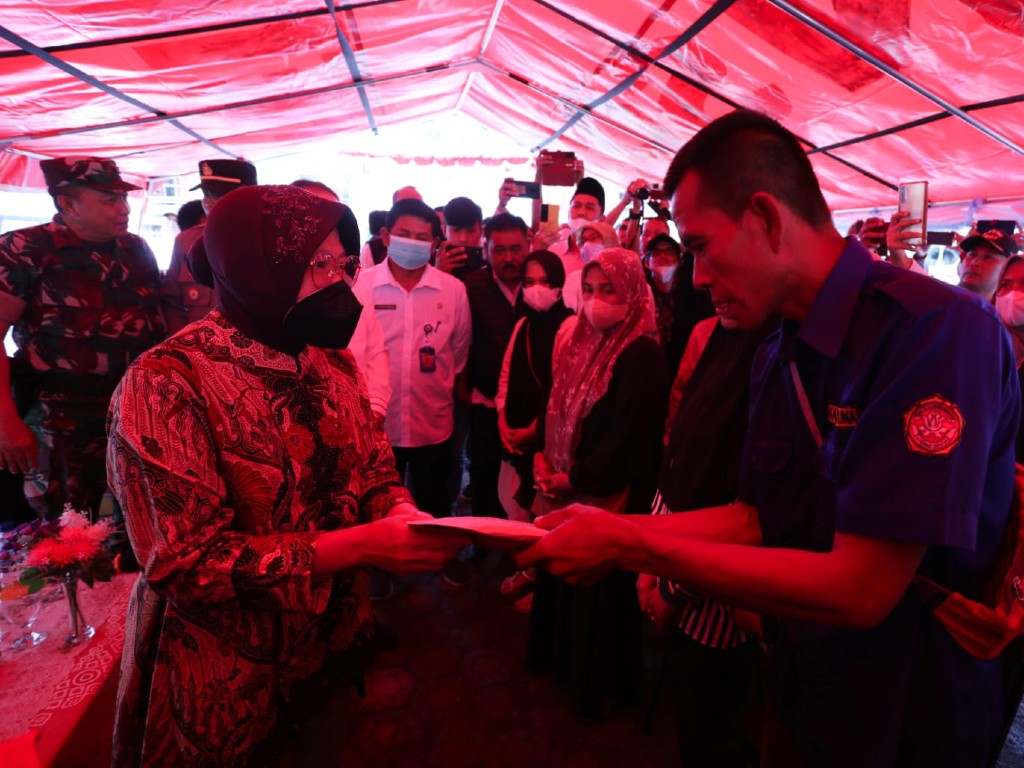 Mensos Beri Santunan dan Modal Usaha kepada Ahli Waris Korban Banjir dan Tanah Longsor di Sukabumi