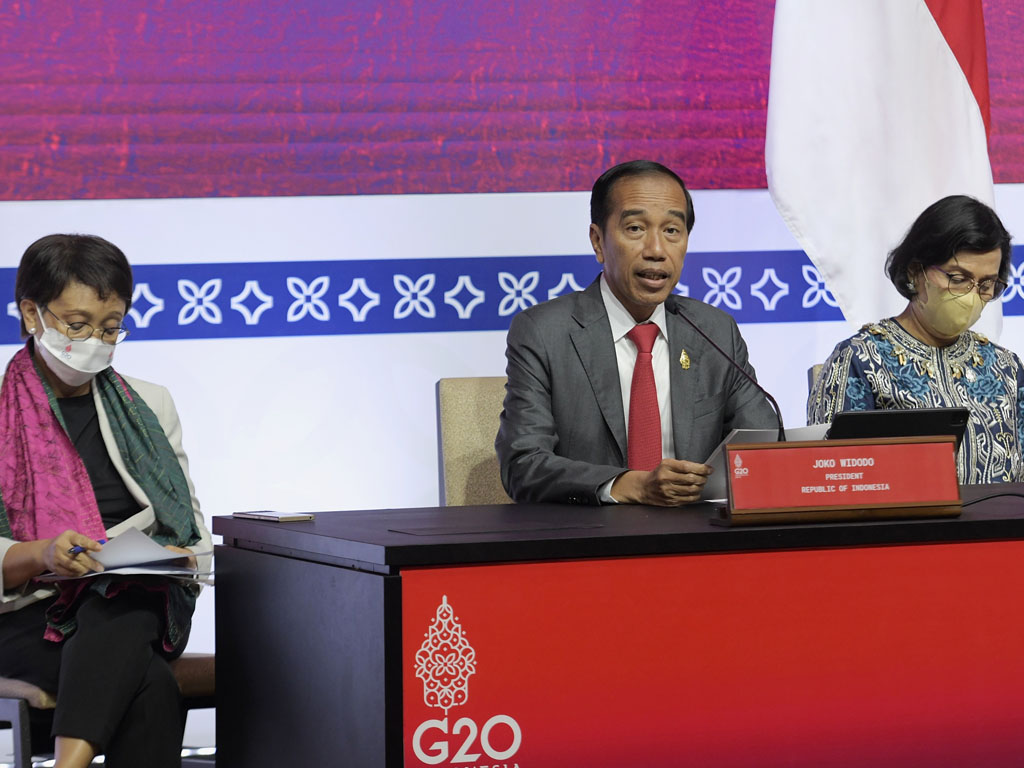 jokowi didampingi retno dan sri mulyani