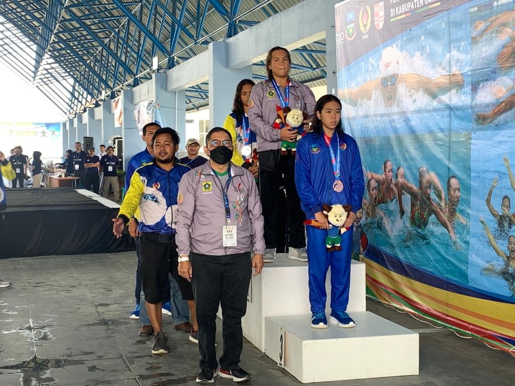 Tampil memukau, Atlet Renang Kabupaten Bogor berhasil menguasai pertandingan dan sukses meraih empat medali emas