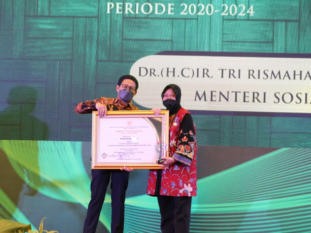 Menteri Sosial RI Tri Rismaharini hadir langsung menerima penganugerahan penghargaan.