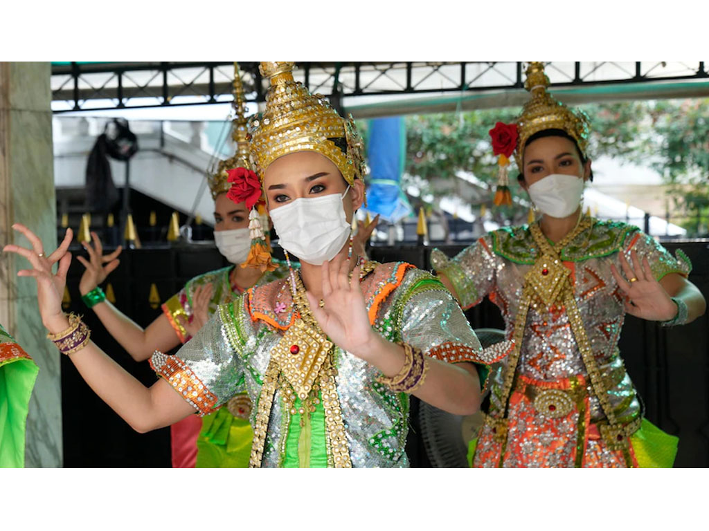 pekerja sekror pariwisata di asia pakai masker
