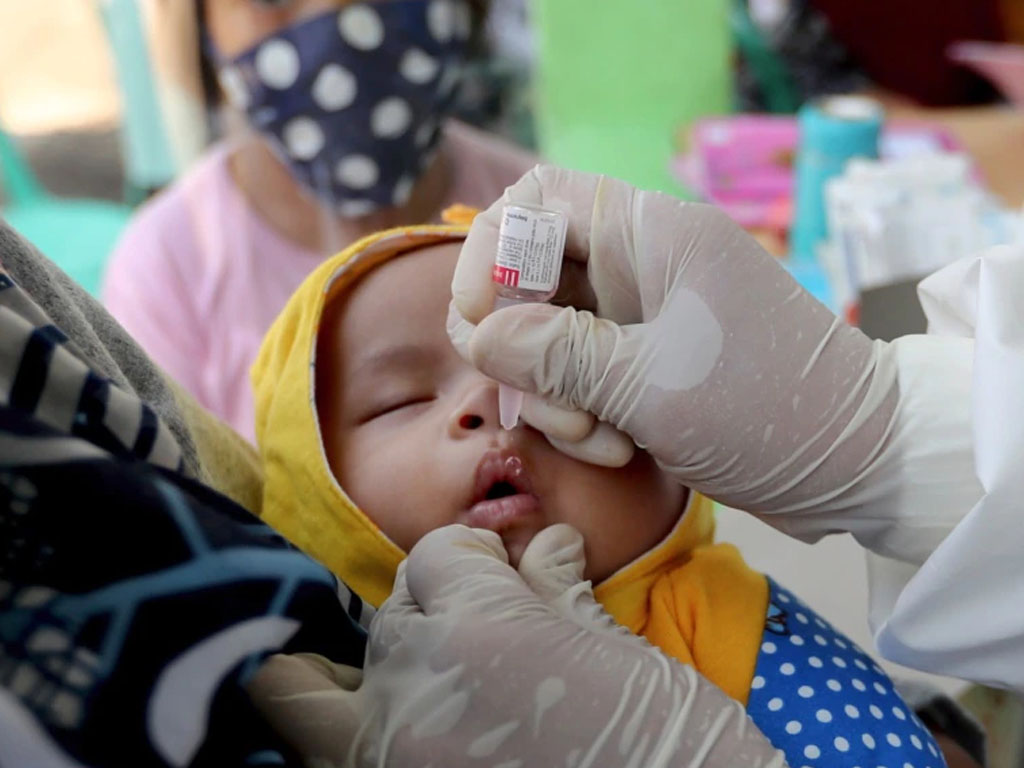 bayi terima vaksin polio