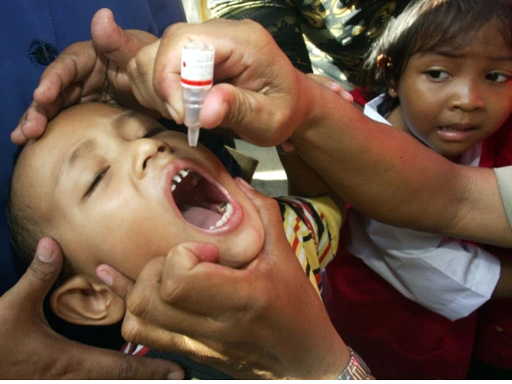 balita terima vaksin polio