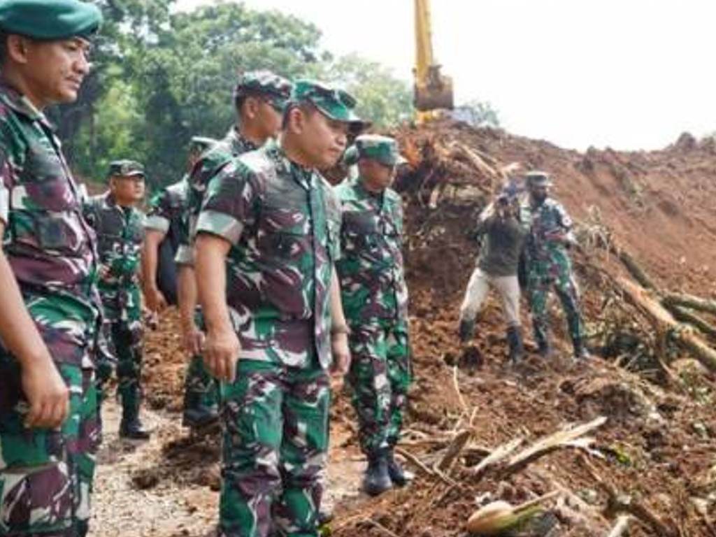 KSAD Jenderal Dudung saat meninjau lokasi terdampak gempa bumi di Cianjur, Jawa Barat. (Sumber: Dispenad).