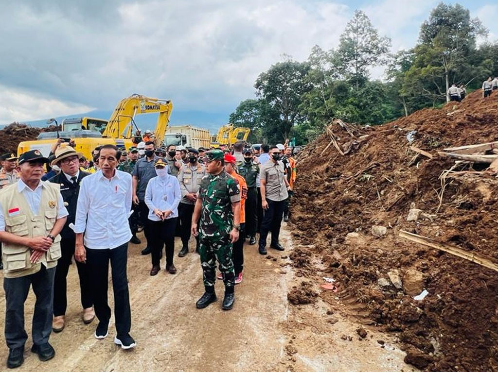 jokowi tinjau dampak gempa cianjur