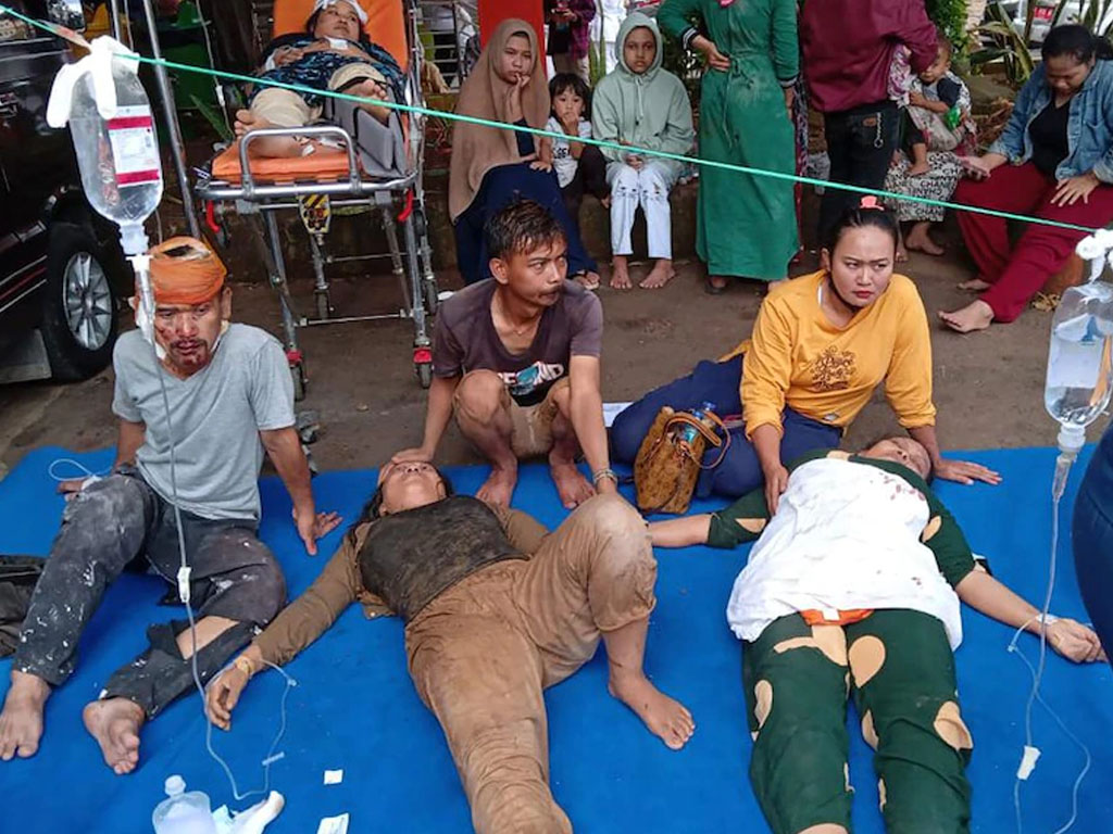 korban gempat cianjur di rawat di luar rumah sakit