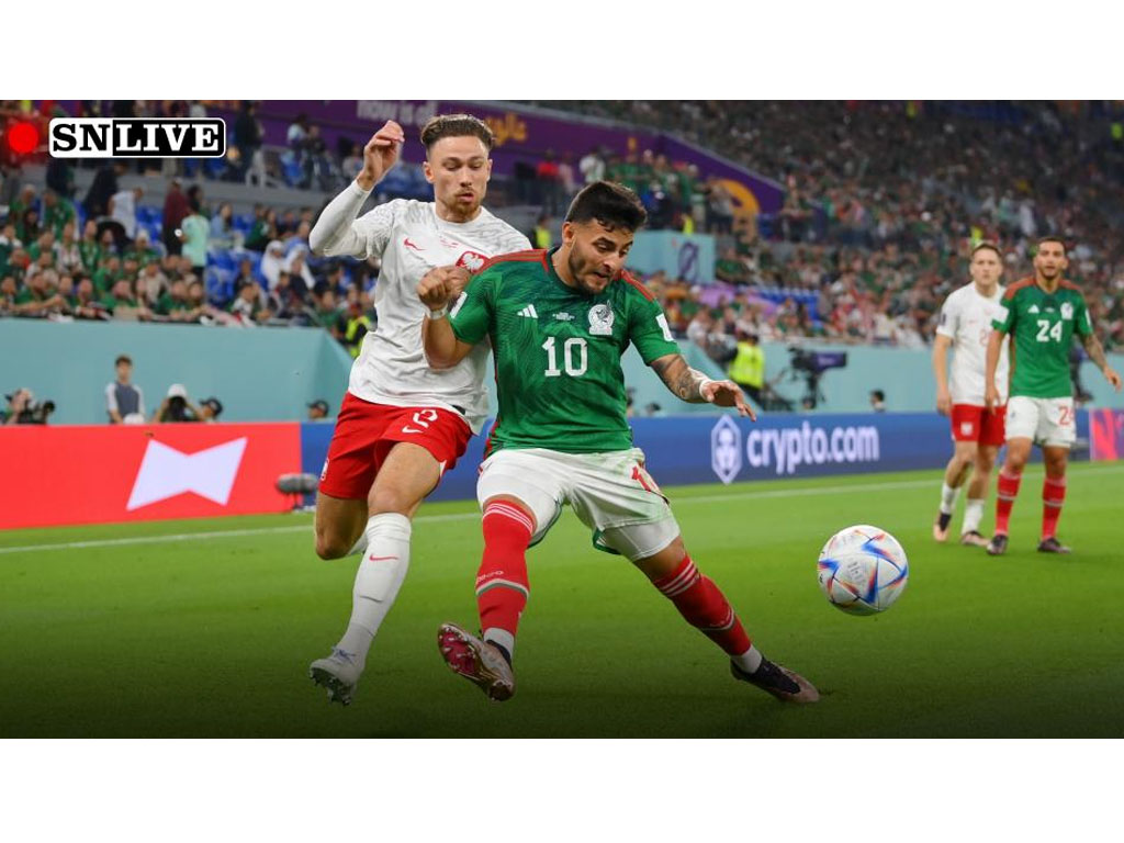 pemain meksiko dan polandia berebut bola