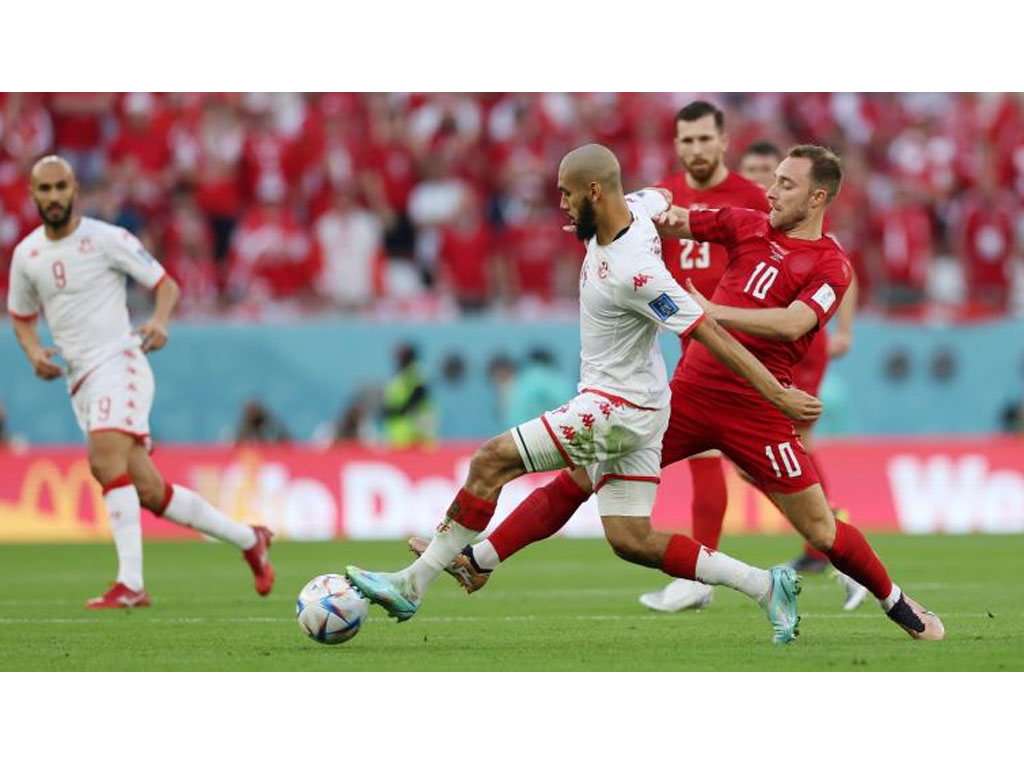 pemain denmark berebut bola dengan pemain tunisia