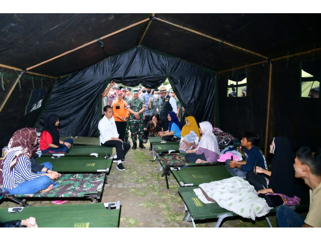 jokowi di tenda pengungsi gempa cianjur