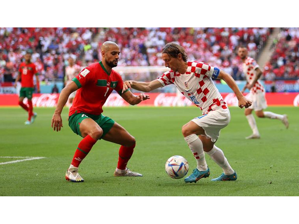 pemain maroko dan kroasia berebut bola