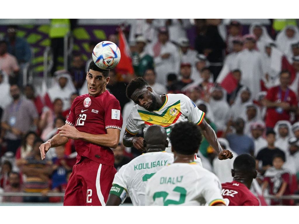 pemain qatar dan senegal rebut bola