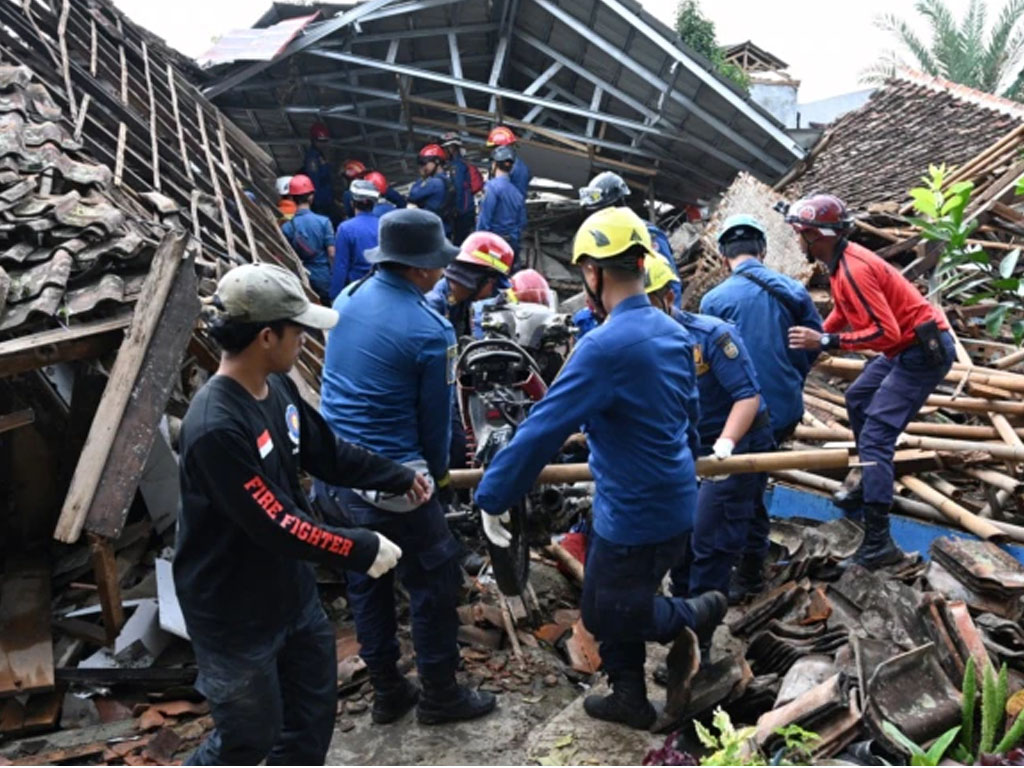 tim sar bersihkan puing di cianjur