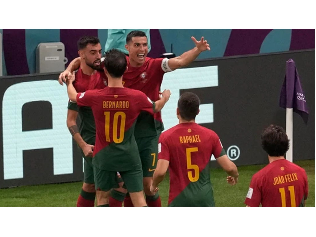 pemain portugis rayakan gol