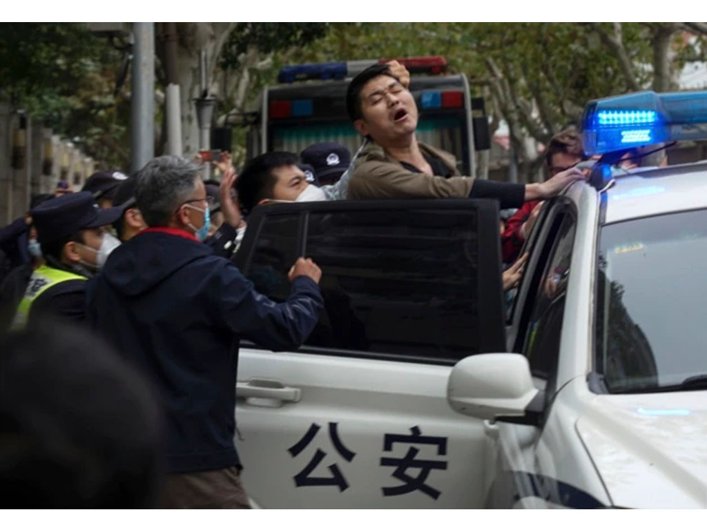 polisi tangkap pengunjuk rasa covid di shanghai