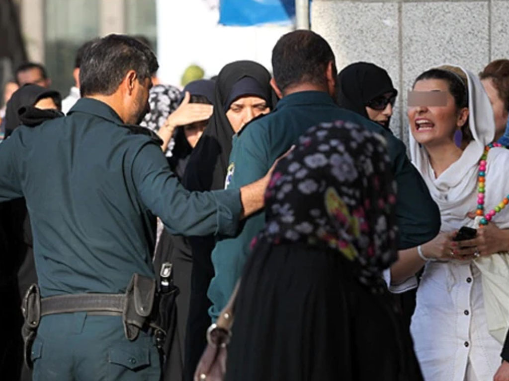 polisi moral iran peragakan jilbab