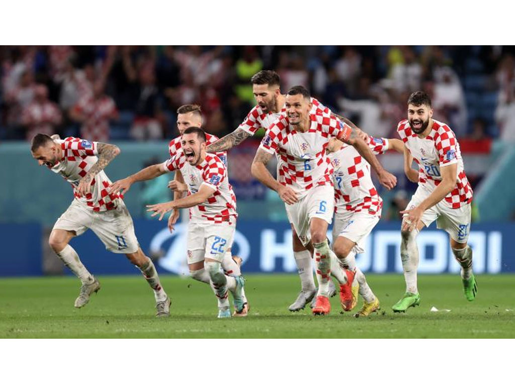 pemain kroasia rayakan kemenangan