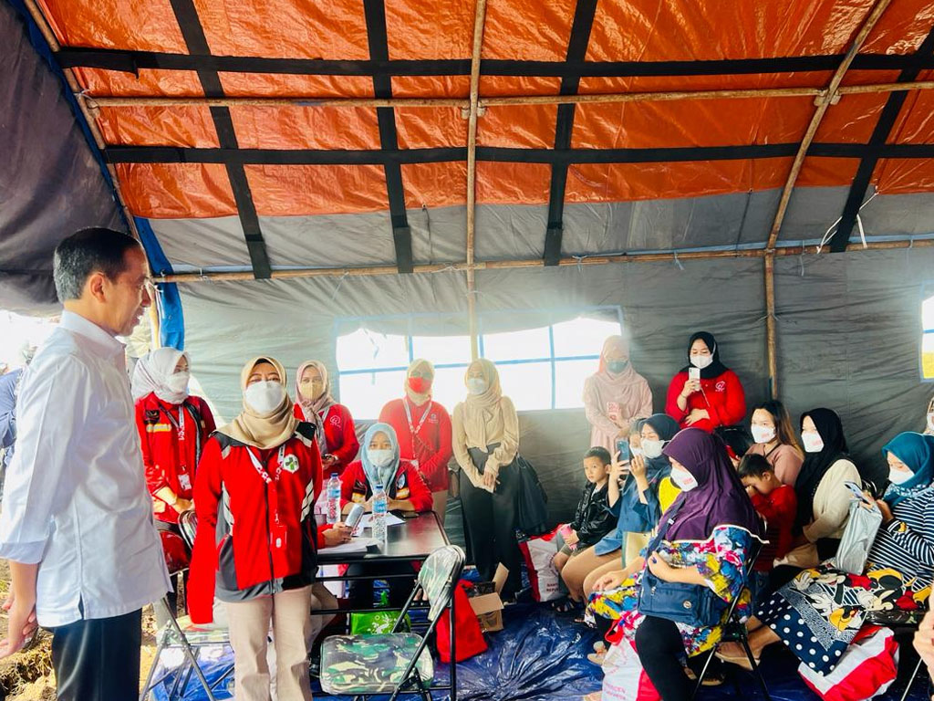 jokowi kunjungi tenda pengungsi cianjur