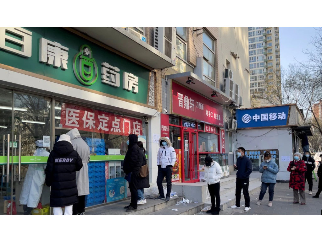 warga beijing antre obat