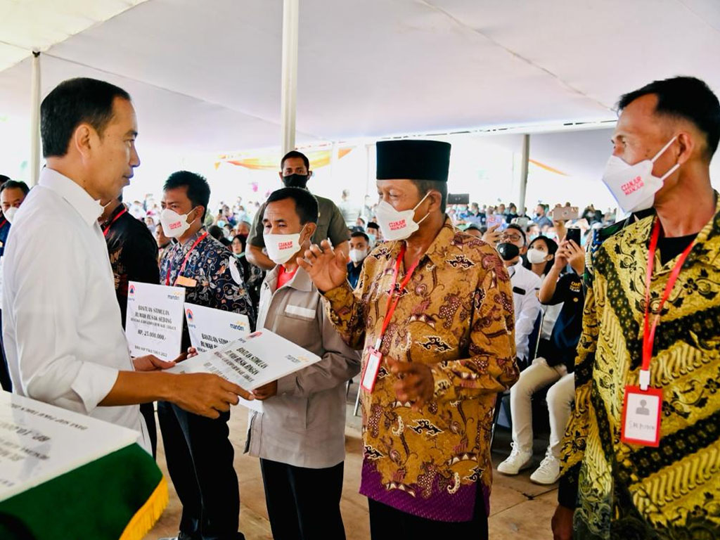 jokowi serahkan bantuan rumah gempa di cianjur