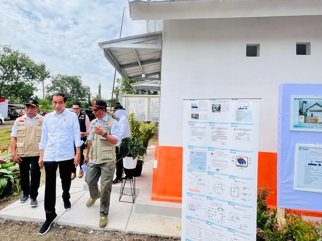 jokowi tinjau rumah tahan gempa di cianjur