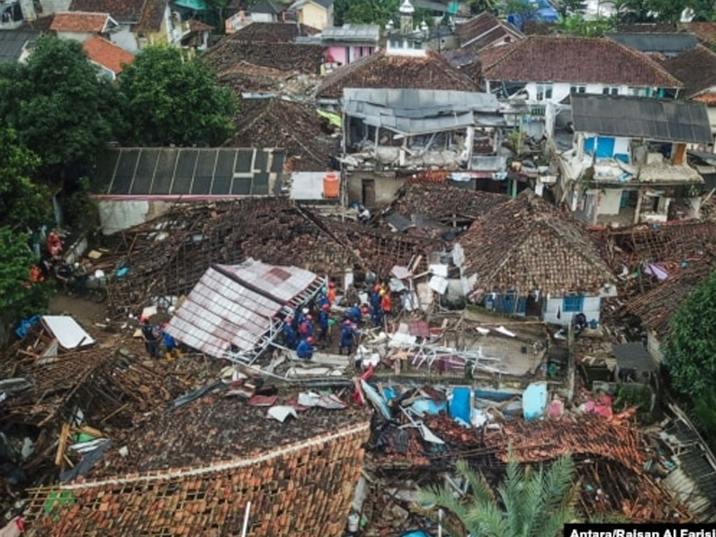 tim penyelamat cari korban di gempa cianjur