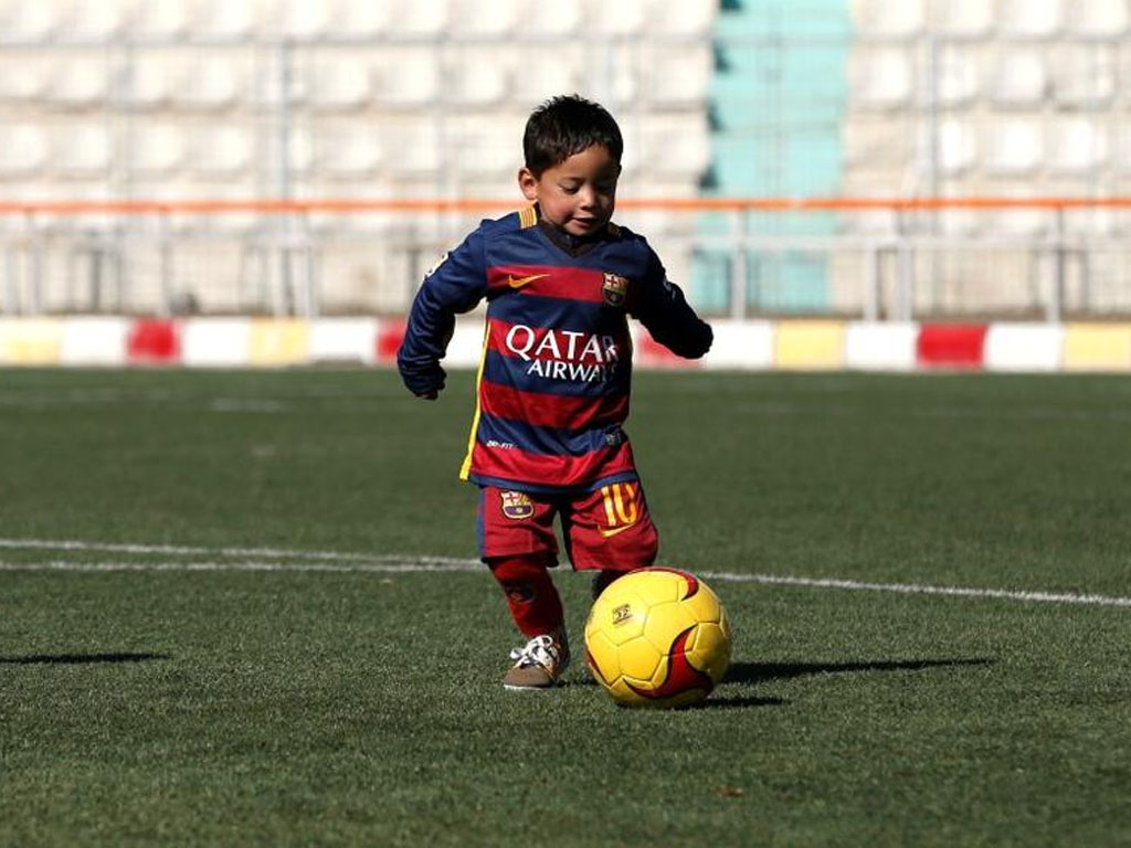 murtaza pakai kaus barcelona