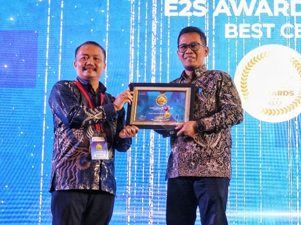 Penghargaan diserahkan langsung oleh Chairman E2S Dudi Rahman kepada Direktur Manajemen Pembangkitan PLN Adi Lumakso