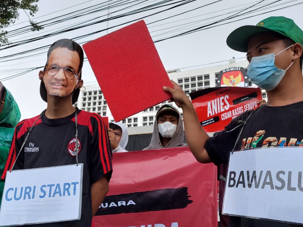 Aksi teatrikal kartu merah