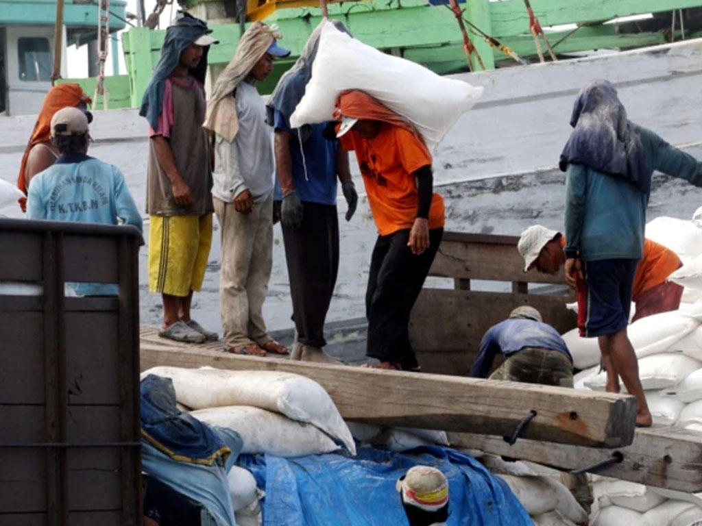 pupuk diangkut ke kapal