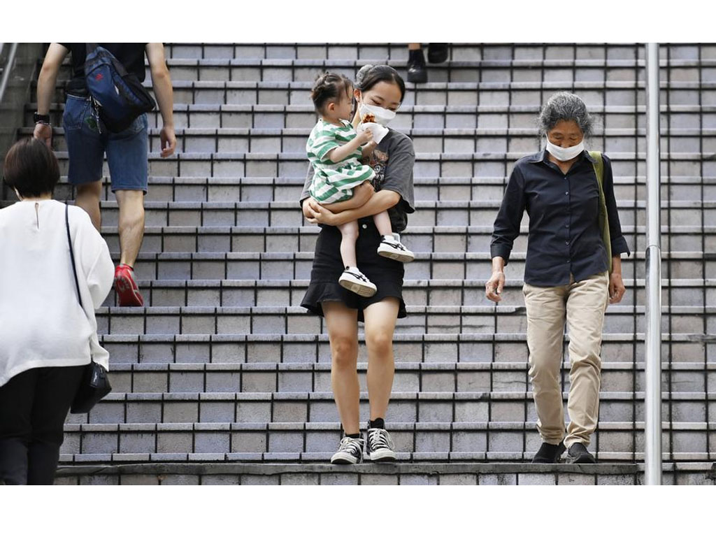 seorang ibu muda di tokyo