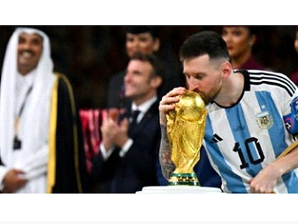 messi cium trofi piala dunia 2022