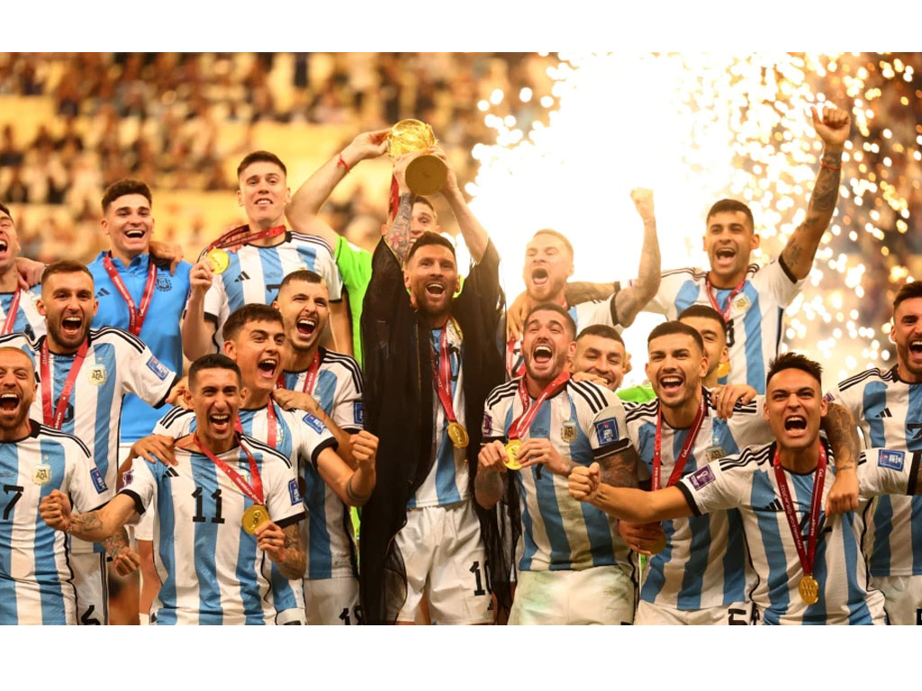 timns argentina angkat trofi piala dunia