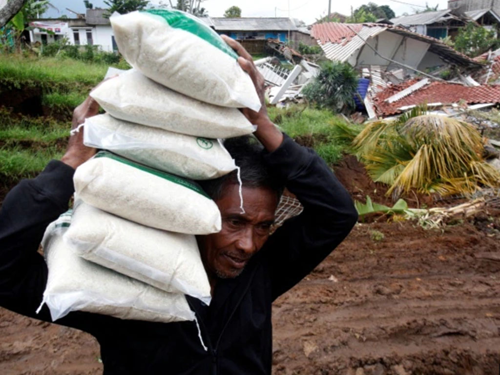 relawan angkut beras untuk korban gempa ciarnjur