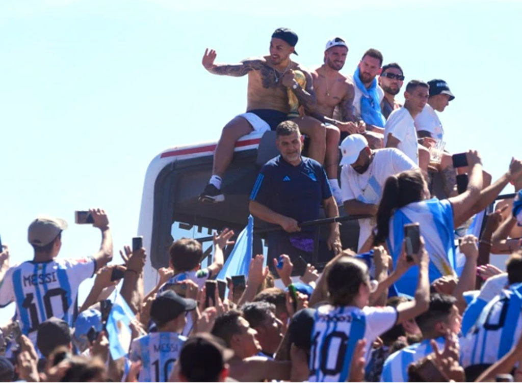 pemain timnas argentina di atas kendaraan