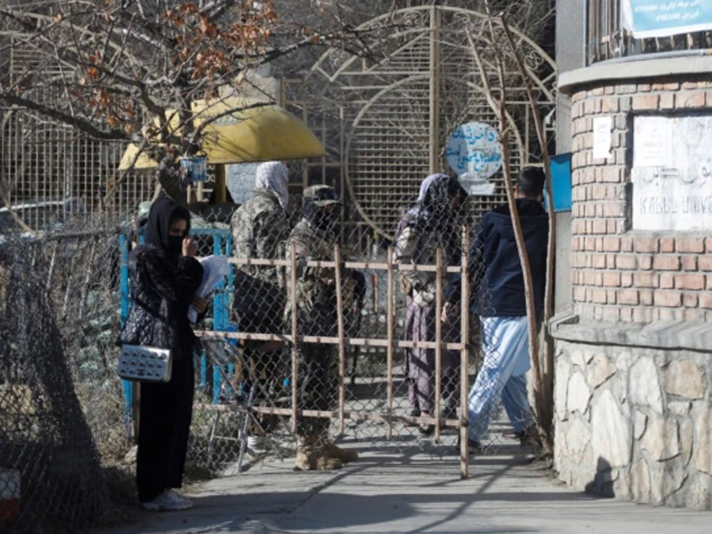 mahsiswi di depan gerbang universitas di kabul