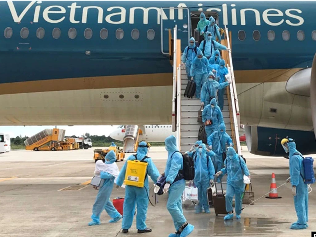 petugas semprotkan disinfektan di bandara vietnam