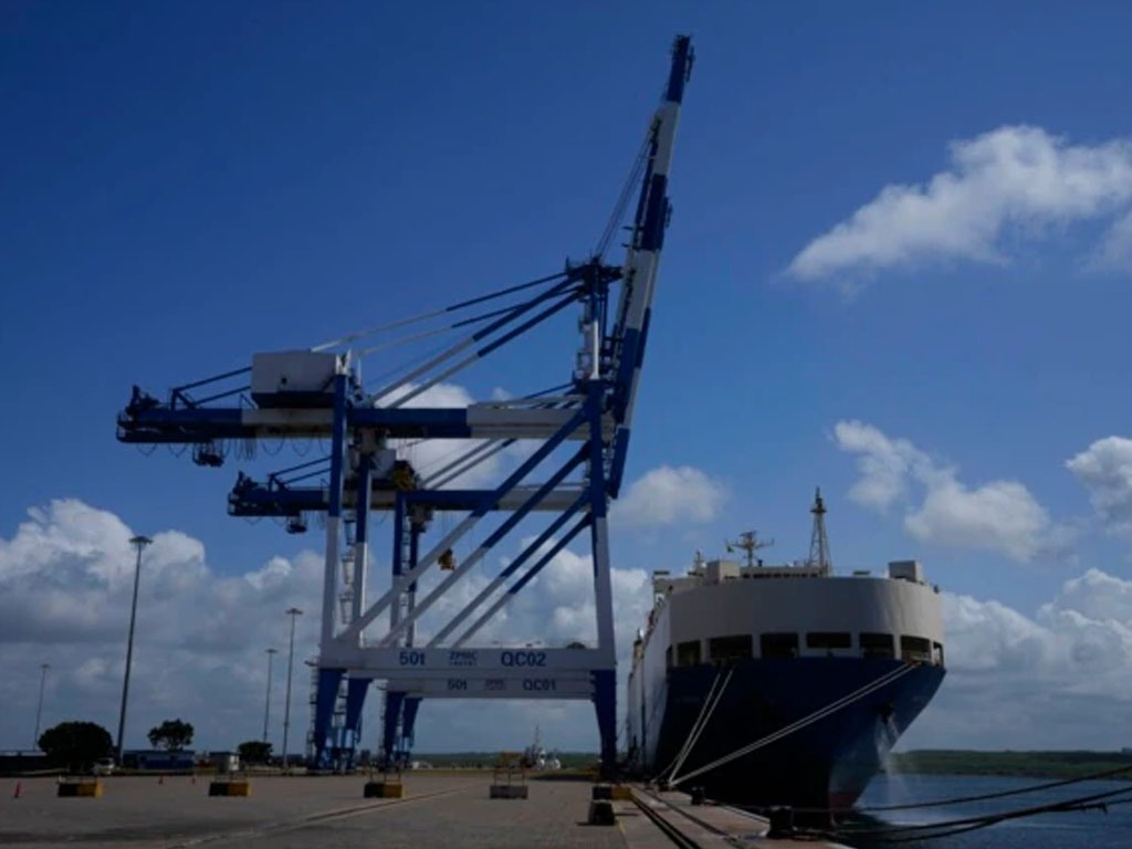 kapal sandar di pelabuhan buatan china di sri lanka