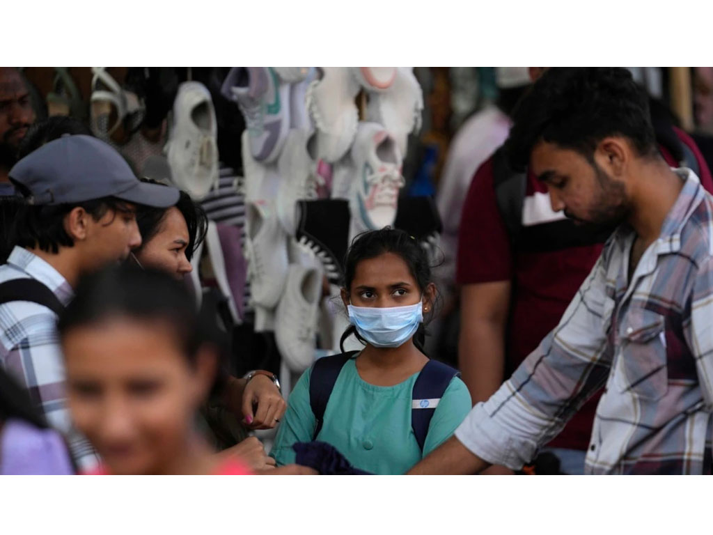 gadis pakai masker di india