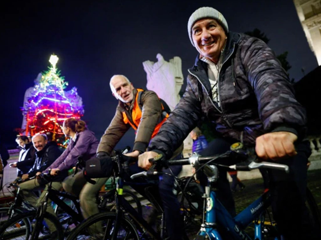 warga roma kayuh sepeda nyalakan pohon natal
