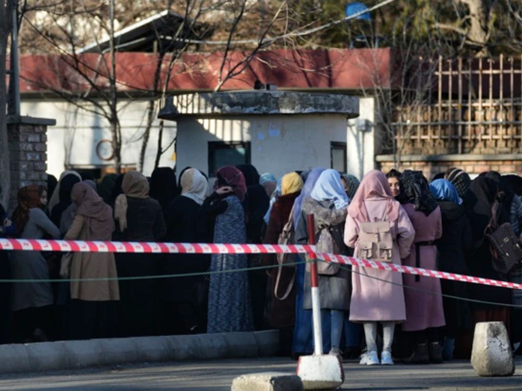 mahasiswa afghanistan di gerbang kampus