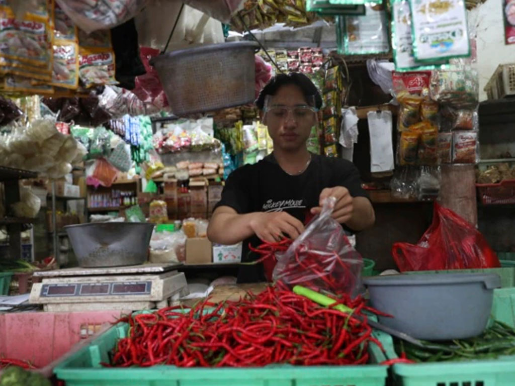 pedagang cabai pakai pelindung wajah