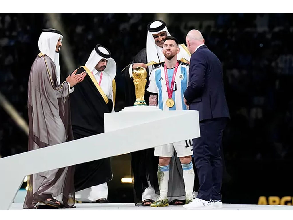 Lionel Messi terima Bisht dari Emir Qatar