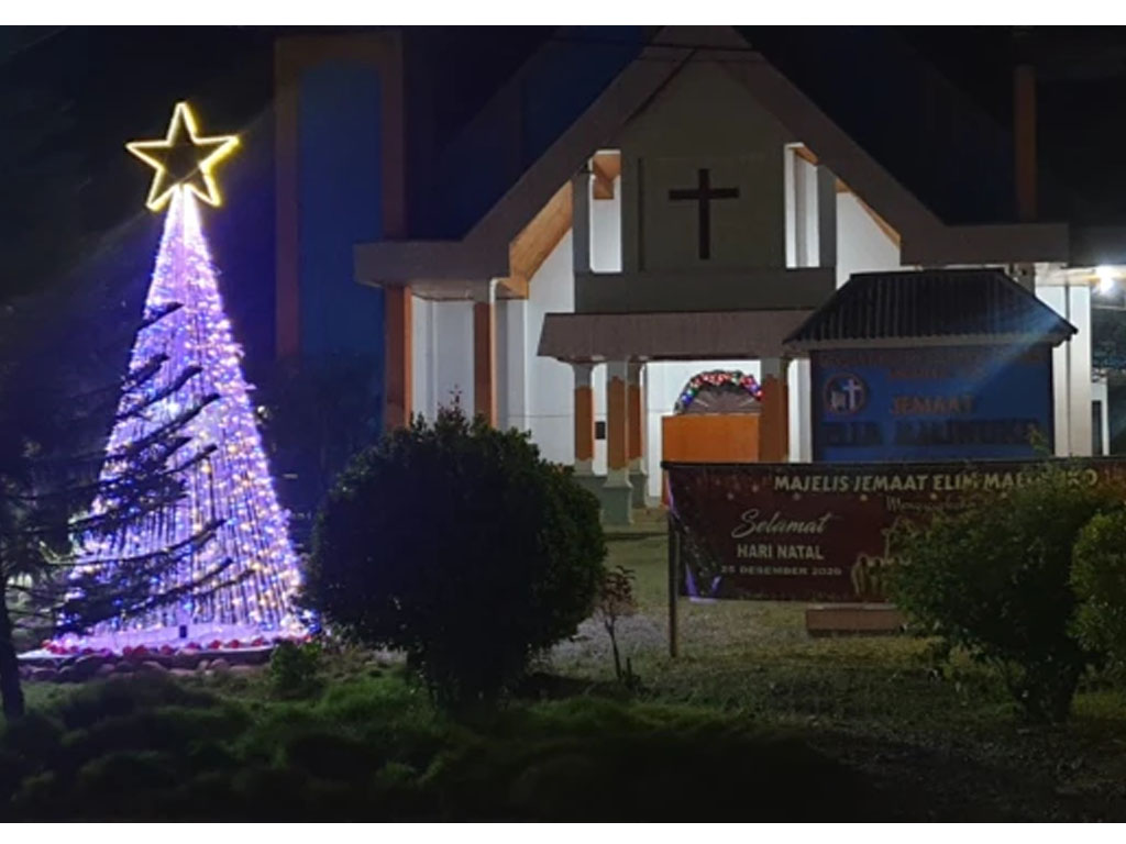 pohon natal di gereja GKST Jemaat Elim Poso